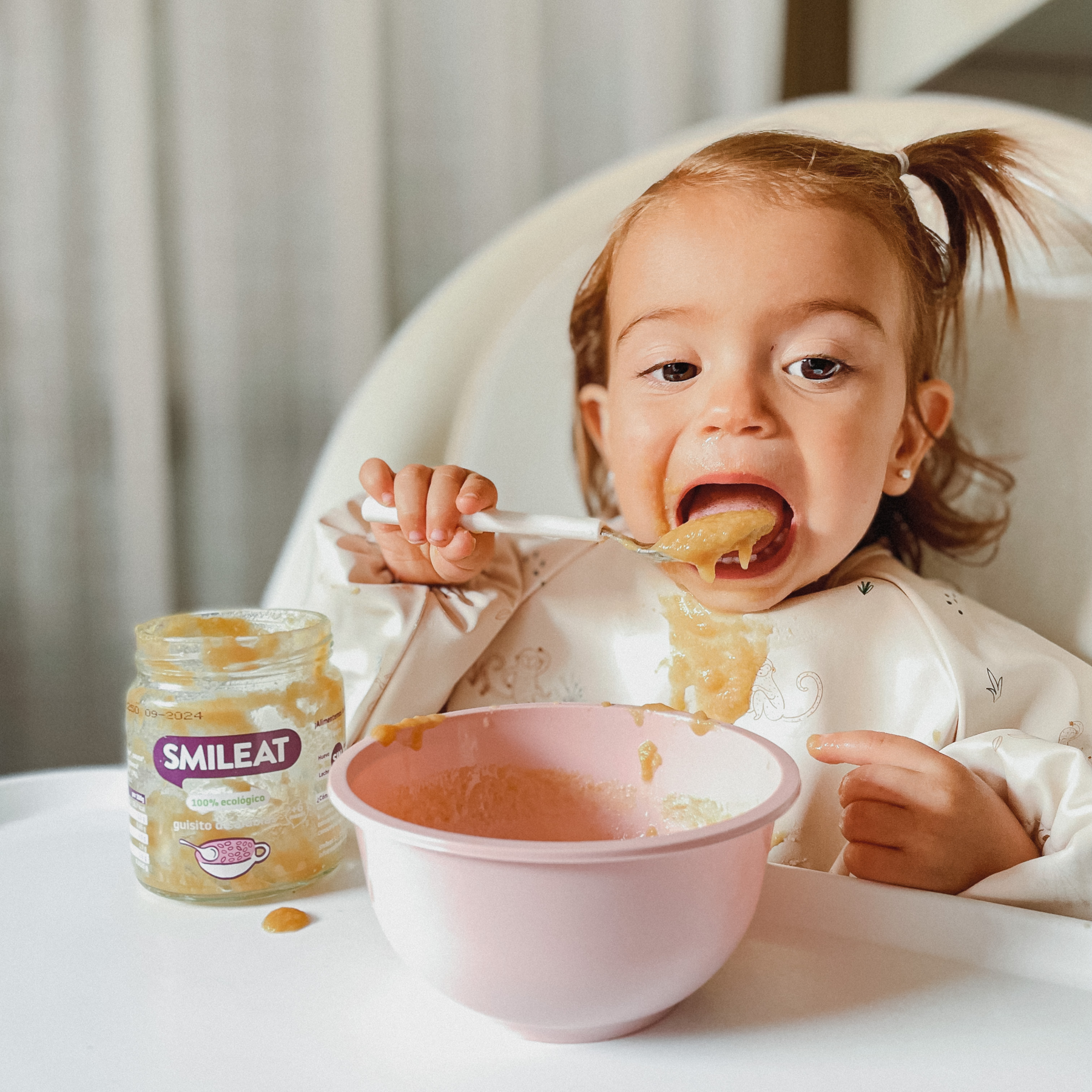 bebé comiendo un tarrito de guisito de alubias